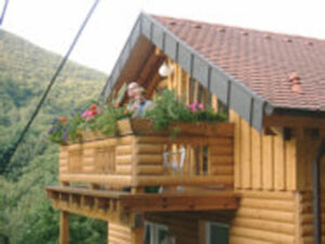 Ferienwohnungen Schimpf St. Martin, südliche Weinstraße/Pfalz, nahe Maikammer, Balkon Westseite am Waldrand, schöner Ausblick ins Grüne mit neuen Liegestühlen