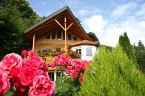 Ferienwohnungen Schimpf St. Martin, südliche Weinstraße/Pfalz, Haus Ansicht Ostseite, idyllisch am Waldrand, für Naturverbundene, im Sommer eine Blütenpracht