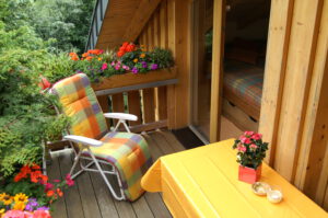 Ferienwohnungen Schimpf St. Martin, südliche Weinstraße/Pfalz, großer Balkon Westseite rundum im Grünen mit Blick in den Wald und schöner Aussicht