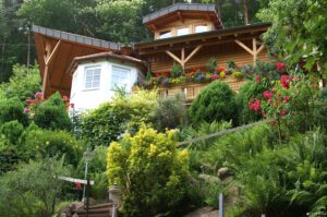 Ferienwohnungen Schimpf St. Martin, südliche Weinstraße/Pfalz, Haus Frontansicht mit Treppenaufgang, am Waldrand rundum im Grünen