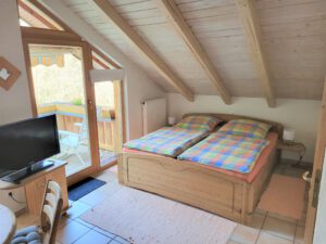 Ferienwohnungen Schimpf St. Martin, südliche Weinstraße/Pfalz, Massiv-Holz Doppelbett mit Federkernmatratzen incl. Bettwäsche, sehr bequem