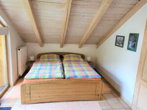 Ferienwohnungen Schimpf St. Martin, südliche Weinstraße/Pfalz, Massiv-Holz Doppelbett mit Federkernmatratzen, incl. Bettwäsche, sehr bequem