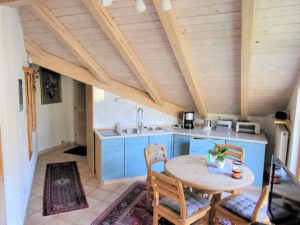 Ferienwohnungen Schimpf St. Martin, südliche Weinstraße/Pfalz, Kochnische voll ausgestattet mit Geschirr und Elektrogeräten, Kühlschrank, Herd, Essbereich