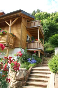 Ferienwohnungen Schimpf Sankt Martin, südliche Weinstrasse/Pfalz großer Balkon am Waldrand mit schöner Aussicht, Westseite