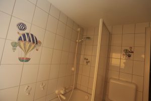 Das Ferienhaus Stoll ist ein Doppelhaus in Neustadt Hambach mit 3 Doppel- Betten und 2 Doppelbetten. Also geeignet von 4 bis 10 Personen. Einmal 185 m² und 65 m²“. Jeweils Küche und Bad mit großem Garten.