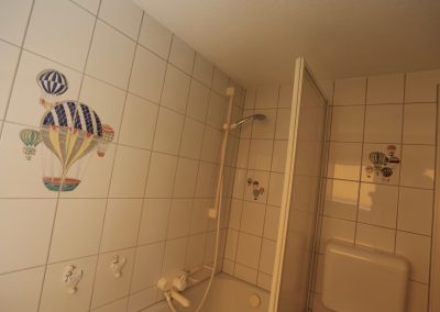 Das Ferienhaus Stoll ist ein Doppelhaus in Neustadt Hambach mit 3 Doppel- Betten und 2 Doppelbetten. Also geeignet von 4 bis 10 Personen. Einmal 185 m² und 65 m²“. Jeweils Küche und Bad mit großem Garten.