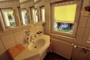 Das Ferienhaus Stoll ist ein Doppelhaus in Neustadt Hambach mit 3 Doppel- Betten und 2 Doppelbetten. Also geeignet von 4 bis 10 Personen. Einmal 185 m² und 65 m²“. Jeweils Küche und Bad mit großem Garten.