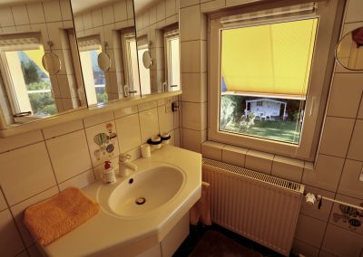 Das Ferienhaus Stoll ist ein Doppelhaus in Neustadt Hambach mit 3 Doppel- Betten und 2 Doppelbetten. Also geeignet von 4 bis 10 Personen. Einmal 185 m² und 65 m²“. Jeweils Küche und Bad mit großem Garten.