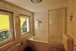 Das Ferienhaus Stoll ist ein Doppelhaus in Neustadt Hambach mit 3 Doppel- Betten und 2 Doppelbetten. Also geeignet von 4 bis 10 Personen. Einmal 185 m² und 65 m²“. Jeweils Küche und Bad mit großem Garten.