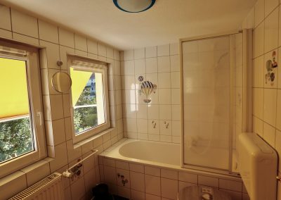 Das Ferienhaus Stoll ist ein Doppelhaus in Neustadt Hambach mit 3 Doppel- Betten und 2 Doppelbetten. Also geeignet von 4 bis 10 Personen. Einmal 185 m² und 65 m²“. Jeweils Küche und Bad mit großem Garten.