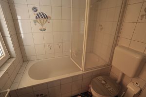 Das Ferienhaus Stoll ist ein Doppelhaus in Neustadt Hambach mit 3 Doppel- Betten und 2 Doppelbetten. Also geeignet von 4 bis 10 Personen. Einmal 185 m² und 65 m²“. Jeweils Küche und Bad mit großem Garten.