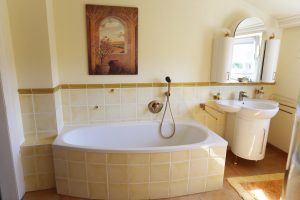 Das Ferienhaus Stoll ist ein Doppelhaus in Neustadt Hambach mit 3 Doppel- Betten und 2 Doppelbetten. Also geeignet von 4 bis 10 Personen. Einmal 185 m² und 65 m²“. Jeweils Küche und Bad mit großem Garten.