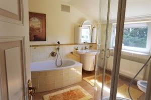 Das Ferienhaus Stoll ist ein Doppelhaus in Neustadt Hambach mit 3 Doppel- Betten und 2 Doppelbetten. Also geeignet von 4 bis 10 Personen. Einmal 185 m² und 65 m²“. Jeweils Küche und Bad mit großem Garten.