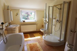 Das Ferienhaus Stoll ist ein Doppelhaus in Neustadt Hambach mit 3 Doppel- Betten und 2 Doppelbetten. Also geeignet von 4 bis 10 Personen. Einmal 185 m² und 65 m²“. Jeweils Küche und Bad mit großem Garten.