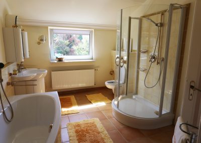 Das Ferienhaus Stoll ist ein Doppelhaus in Neustadt Hambach mit 3 Doppel- Betten und 2 Doppelbetten. Also geeignet von 4 bis 10 Personen. Einmal 185 m² und 65 m²“. Jeweils Küche und Bad mit großem Garten.