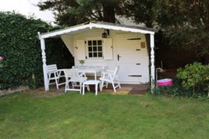 Das Ferienhaus Stoll ist ein Doppelhaus in Neustadt Hambach mit 3 Doppel- Betten und 2 Doppelbetten. Also geeignet von 4 bis 10 Personen. Einmal 185 m² und 65 m²“. Jeweils Küche und Bad mit großem Garten.