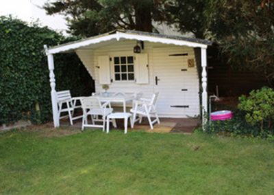 Das Ferienhaus Stoll ist ein Doppelhaus in Neustadt Hambach mit 3 Doppel- Betten und 2 Doppelbetten. Also geeignet von 4 bis 10 Personen. Einmal 185 m² und 65 m²“. Jeweils Küche und Bad mit großem Garten.