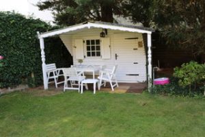 Das Ferienhaus Stoll ist ein Doppelhaus in Neustadt Hambach mit 3 Doppel- Betten und 2 Doppelbetten. Also geeignet von 4 bis 10 Personen. Einmal 185 m² und 65 m²“. Jeweils Küche und Bad mit großem Garten.