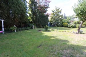 Das Ferienhaus Stoll ist ein Doppelhaus in Neustadt Hambach mit 3 Doppel- Betten und 2 Doppelbetten. Also geeignet von 4 bis 10 Personen. Einmal 185 m² und 65 m²“. Jeweils Küche und Bad mit großem Garten.