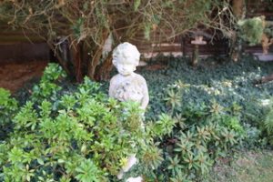 Das Ferienhaus Stoll ist ein Doppelhaus in Neustadt Hambach mit 3 Doppel- Betten und 2 Doppelbetten. Also geeignet von 4 bis 10 Personen. Einmal 185 m² und 65 m²“. Jeweils Küche und Bad mit großem Garten.