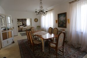 Die größere Doppelhaushälfte, geeignet für 6 – 10 Personen, hat 185 m², aufgeteilt in 3 Schlafzimmer mit Doppelbetten, Fernsehzimmer, Büro, Essbereich, Wohnbereich , Küche und Bad. Im Garten gibt es einen Grillbereich, er kann gegen Aufpreis genutzt werden. Ein verfügbarer Saunabereich kann ebenso gegen Aufpreis genutzt werden.