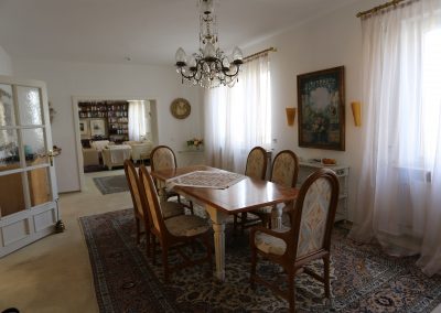 Die größere Doppelhaushälfte, geeignet für 6 – 10 Personen, hat 185 m², aufgeteilt in 3 Schlafzimmer mit Doppelbetten, Fernsehzimmer, Büro, Essbereich, Wohnbereich , Küche und Bad. Im Garten gibt es einen Grillbereich, er kann gegen Aufpreis genutzt werden. Ein verfügbarer Saunabereich kann ebenso gegen Aufpreis genutzt werden.