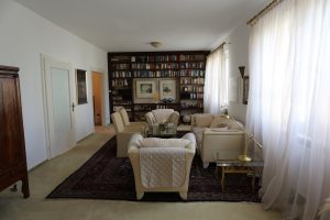 Die größere Doppelhaushälfte, geeignet für 6 – 10 Personen, hat 185 m², aufgeteilt in 3 Schlafzimmer mit Doppelbetten, Fernsehzimmer, Büro, Essbereich, Wohnbereich , Küche und Bad. Im Garten gibt es einen Grillbereich, er kann gegen Aufpreis genutzt werden. Ein verfügbarer Saunabereich kann ebenso gegen Aufpreis genutzt werden.