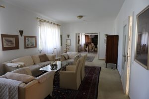 Die größere Doppelhaushälfte, geeignet für 6 – 10 Personen, hat 185 m², aufgeteilt in 3 Schlafzimmer mit Doppelbetten, Fernsehzimmer, Büro, Essbereich, Wohnbereich , Küche und Bad. Im Garten gibt es einen Grillbereich, er kann gegen Aufpreis genutzt werden. Ein verfügbarer Saunabereich kann ebenso gegen Aufpreis genutzt werden.