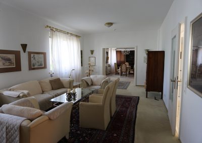 Die größere Doppelhaushälfte, geeignet für 6 – 10 Personen, hat 185 m², aufgeteilt in 3 Schlafzimmer mit Doppelbetten, Fernsehzimmer, Büro, Essbereich, Wohnbereich , Küche und Bad. Im Garten gibt es einen Grillbereich, er kann gegen Aufpreis genutzt werden. Ein verfügbarer Saunabereich kann ebenso gegen Aufpreis genutzt werden.