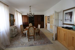 Die größere Doppelhaushälfte, geeignet für 6 – 10 Personen, hat 185 m², aufgeteilt in 3 Schlafzimmer mit Doppelbetten, Fernsehzimmer, Büro, Essbereich, Wohnbereich , Küche und Bad. Im Garten gibt es einen Grillbereich, er kann gegen Aufpreis genutzt werden. Ein verfügbarer Saunabereich kann ebenso gegen Aufpreis genutzt werden.