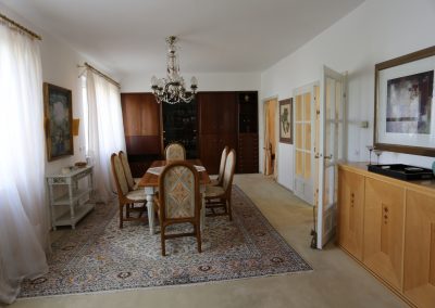 Die größere Doppelhaushälfte, geeignet für 6 – 10 Personen, hat 185 m², aufgeteilt in 3 Schlafzimmer mit Doppelbetten, Fernsehzimmer, Büro, Essbereich, Wohnbereich , Küche und Bad. Im Garten gibt es einen Grillbereich, er kann gegen Aufpreis genutzt werden. Ein verfügbarer Saunabereich kann ebenso gegen Aufpreis genutzt werden.
