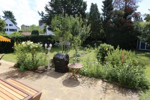 Das Ferienhaus Stoll ist ein Doppelhaus in Neustadt Hambach mit 3 Doppel- Betten und 2 Doppelbetten. Also geeignet von 4 bis 10 Personen. Einmal 185 m² und 65 m²“. Jeweils Küche und Bad mit großem Garten.