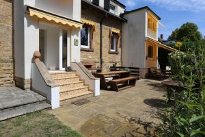 Das Ferienhaus Stoll ist ein Doppelhaus in Neustadt Hambach mit 3 Doppel- Betten und 2 Doppelbetten. Also geeignet von 4 bis 10 Personen. Einmal 185 m² und 65 m²“. Jeweils Küche und Bad mit großem Garten.