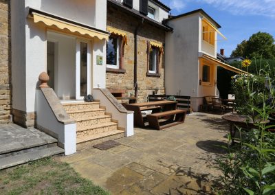 Das Ferienhaus Stoll ist ein Doppelhaus in Neustadt Hambach mit 3 Doppel- Betten und 2 Doppelbetten. Also geeignet von 4 bis 10 Personen. Einmal 185 m² und 65 m²“. Jeweils Küche und Bad mit großem Garten.