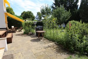 Das Ferienhaus Stoll ist ein Doppelhaus in Neustadt Hambach mit 3 Doppel- Betten und 2 Doppelbetten. Also geeignet von 4 bis 10 Personen. Einmal 185 m² und 65 m²“. Jeweils Küche und Bad mit großem Garten.