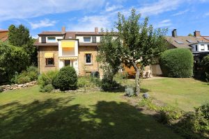 Das Ferienhaus Stoll ist ein Doppelhaus in Neustadt Hambach mit 3 Doppel- Betten und 2 Doppelbetten. Also geeignet von 4 bis 10 Personen. Einmal 185 m² und 65 m²“. Jeweils Küche und Bad mit großem Garten.