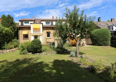 Das Ferienhaus Stoll ist ein Doppelhaus in Neustadt Hambach mit 3 Doppel- Betten und 2 Doppelbetten. Also geeignet von 4 bis 10 Personen. Einmal 185 m² und 65 m²“. Jeweils Küche und Bad mit großem Garten.