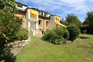 Das Ferienhaus Stoll ist ein Doppelhaus in Neustadt Hambach mit 3 Doppel- Betten und 2 Doppelbetten. Also geeignet von 4 bis 10 Personen. Einmal 185 m² und 65 m²“. Jeweils Küche und Bad mit großem Garten.