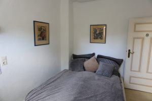 Das Ferienhaus Stoll ist ein Doppelhaus in Neustadt Hambach mit 3 Doppel- Betten und 2 Doppelbetten. Also geeignet von 4 bis 10 Personen. Einmal 185 m² und 65 m²“. Jeweils Küche und Bad mit großem Garten.