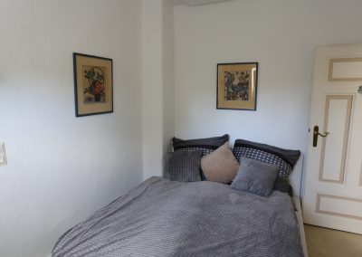 Das Ferienhaus Stoll ist ein Doppelhaus in Neustadt Hambach mit 3 Doppel- Betten und 2 Doppelbetten. Also geeignet von 4 bis 10 Personen. Einmal 185 m² und 65 m²“. Jeweils Küche und Bad mit großem Garten.