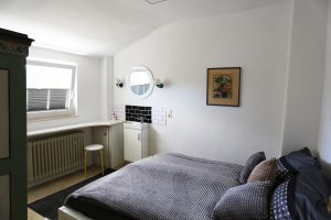 Das Ferienhaus Stoll ist ein Doppelhaus in Neustadt Hambach mit 3 Doppel- Betten und 2 Doppelbetten. Also geeignet von 4 bis 10 Personen. Einmal 185 m² und 65 m²“. Jeweils Küche und Bad mit großem Garten.