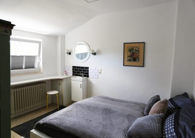 Das Ferienhaus Stoll ist ein Doppelhaus in Neustadt Hambach mit 3 Doppel- Betten und 2 Doppelbetten. Also geeignet von 4 bis 10 Personen. Einmal 185 m² und 65 m²“. Jeweils Küche und Bad mit großem Garten.