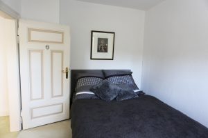 Das Ferienhaus Stoll ist ein Doppelhaus in Neustadt Hambach mit 3 Doppel- Betten und 2 Doppelbetten. Also geeignet von 4 bis 10 Personen. Einmal 185 m² und 65 m²“. Jeweils Küche und Bad mit großem Garten.