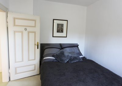 Das Ferienhaus Stoll ist ein Doppelhaus in Neustadt Hambach mit 3 Doppel- Betten und 2 Doppelbetten. Also geeignet von 4 bis 10 Personen. Einmal 185 m² und 65 m²“. Jeweils Küche und Bad mit großem Garten.
