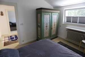 Das Ferienhaus Stoll ist ein Doppelhaus in Neustadt Hambach mit 3 Doppel- Betten und 2 Doppelbetten. Also geeignet von 4 bis 10 Personen. Einmal 185 m² und 65 m²“. Jeweils Küche und Bad mit großem Garten.