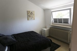 Das Ferienhaus Stoll ist ein Doppelhaus in Neustadt Hambach mit 3 Doppel- Betten und 2 Doppelbetten. Also geeignet von 4 bis 10 Personen. Einmal 185 m² und 65 m²“. Jeweils Küche und Bad mit großem Garten.