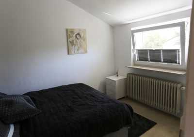 Das Ferienhaus Stoll ist ein Doppelhaus in Neustadt Hambach mit 3 Doppel- Betten und 2 Doppelbetten. Also geeignet von 4 bis 10 Personen. Einmal 185 m² und 65 m²“. Jeweils Küche und Bad mit großem Garten.