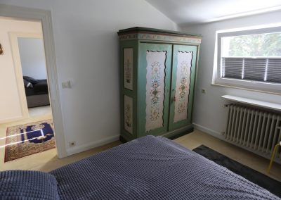 Das Ferienhaus Stoll ist ein Doppelhaus in Neustadt Hambach mit 3 Doppel- Betten und 2 Doppelbetten. Also geeignet von 4 bis 10 Personen. Einmal 185 m² und 65 m²“. Jeweils Küche und Bad mit großem Garten.