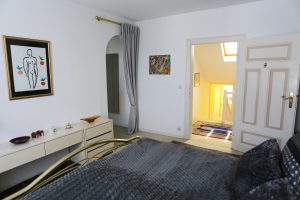 Das Ferienhaus Stoll ist ein Doppelhaus in Neustadt Hambach mit 3 Doppel- Betten und 2 Doppelbetten. Also geeignet von 4 bis 10 Personen. Einmal 185 m² und 65 m²“. Jeweils Küche und Bad mit großem Garten.