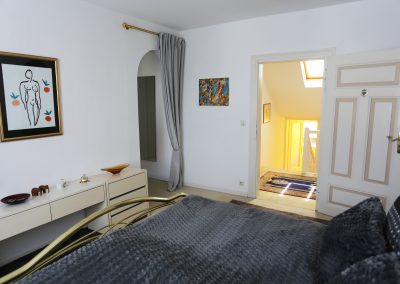 Das Ferienhaus Stoll ist ein Doppelhaus in Neustadt Hambach mit 3 Doppel- Betten und 2 Doppelbetten. Also geeignet von 4 bis 10 Personen. Einmal 185 m² und 65 m²“. Jeweils Küche und Bad mit großem Garten.